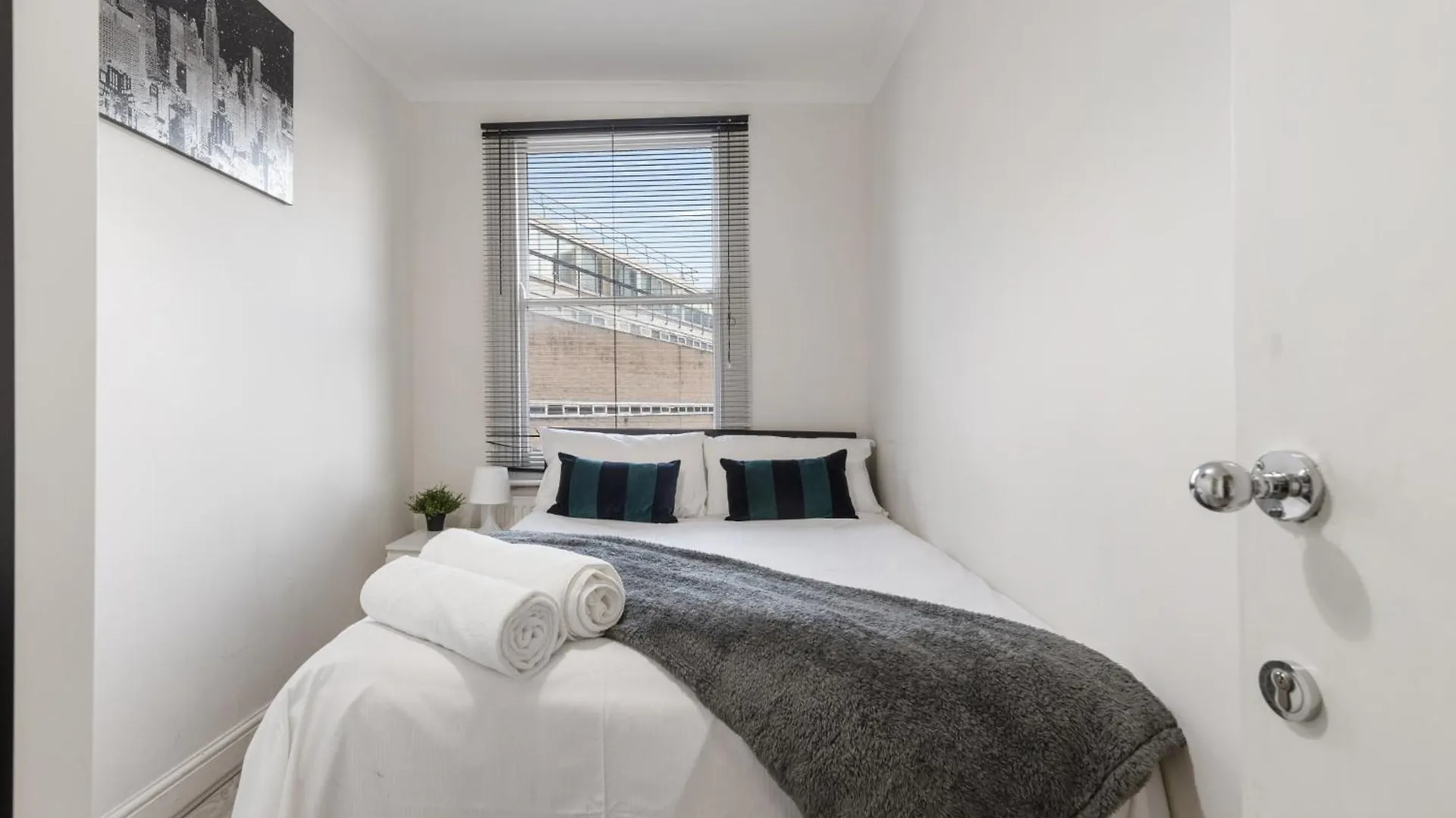 Apartment Cozy City Retreat With 4 Bedrooms For Up To 10 Guests London
