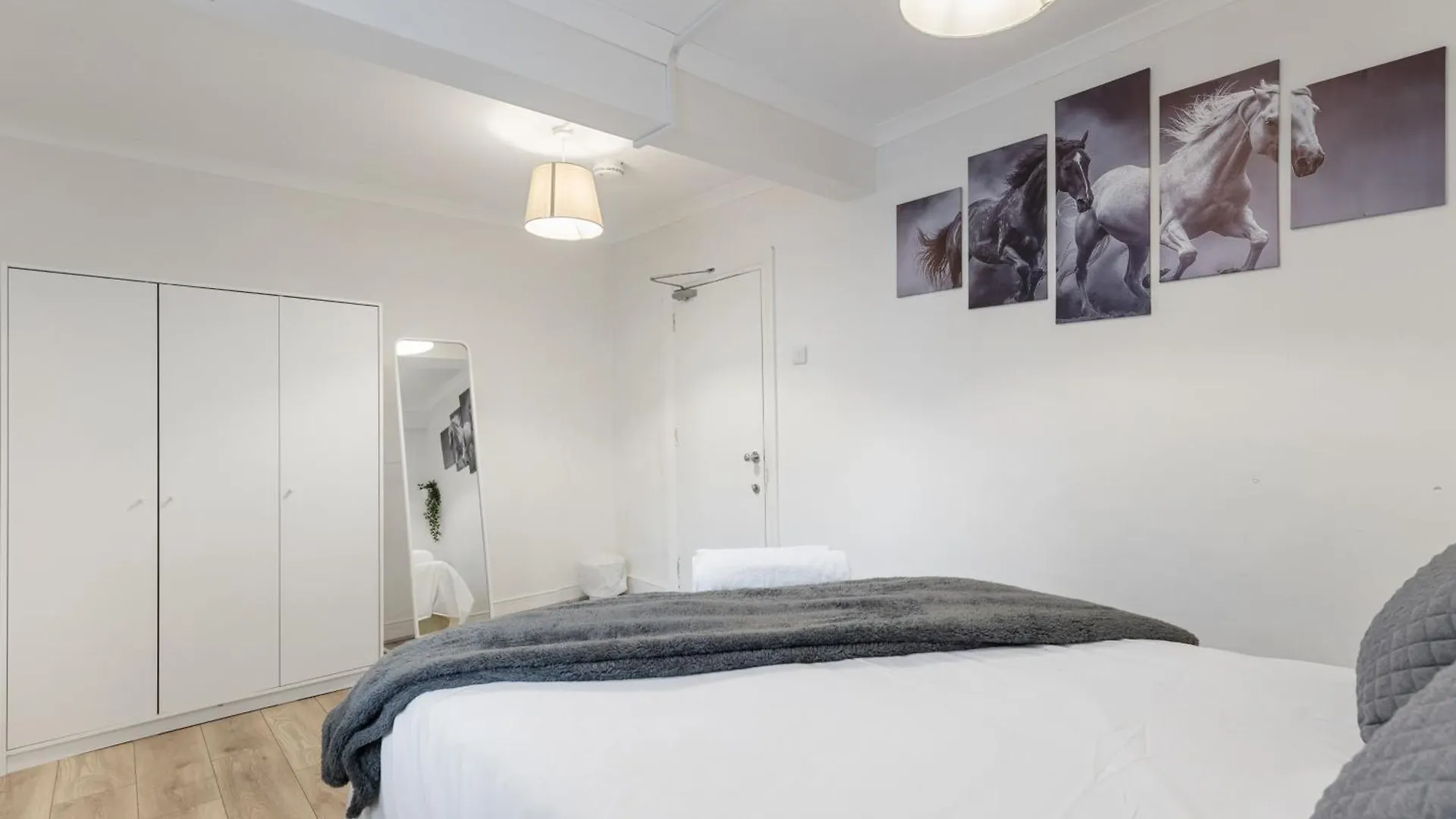 Cozy City Retreat With 4 Bedrooms For Up To 10 Guests London